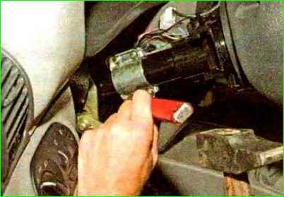 Replacing the ignition switch