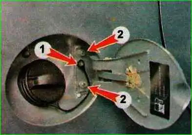 Extracción e instalación de la tapa del tanque de combustible
