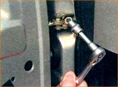 Extracción e instalación del limitador de apertura de puerta