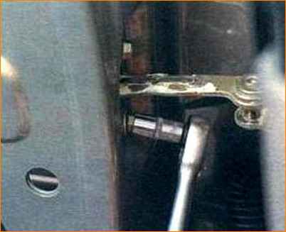 Extracción e instalación del limitador de apertura de puerta