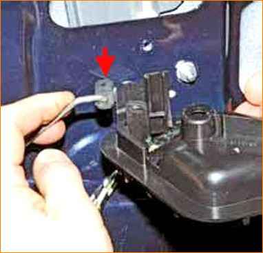 Removing the internal front door handle of the Lada Granta