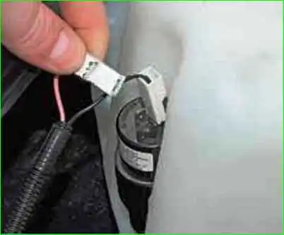 Entfernen der Pumpe und Scheibenwaschbehälter Entfernen der Pumpe und des Scheibenwaschbehälters