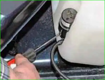 Entfernen der Pumpe und Scheibenwaschbehälter Entfernen der Pumpe und des Scheibenwaschbehälters