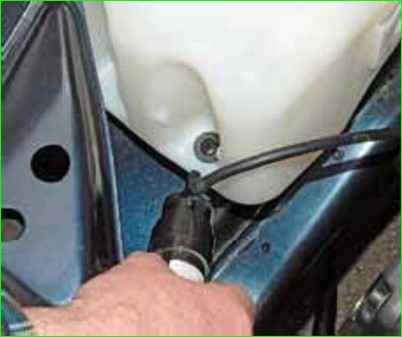 Entfernen der Pumpe und des Scheibenwaschbehälters