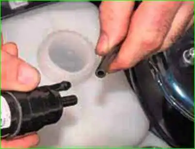 Entfernen der Pumpe und Scheibenwaschbehälter Entfernen der Pumpe und des Scheibenwaschbehälters