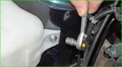 Entfernen der Pumpe und Scheibenwaschbehälter Entfernen der Pumpe und des Scheibenwaschbehälters