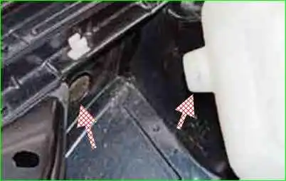 Entfernen der Pumpe und Scheibenwaschbehälter Entfernen der Pumpe und des Scheibenwaschbehälters