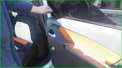 Demontage der hinteren Türverkleidung von Lada Granta