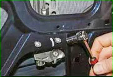 Entfernen des Mechanismus zum Heben des hinteren Türfensters