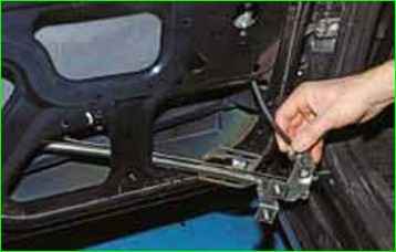 Removing the rear door window lift mechanism