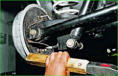Cómo reemplazar el cojinete de la rueda trasera Lada Granta