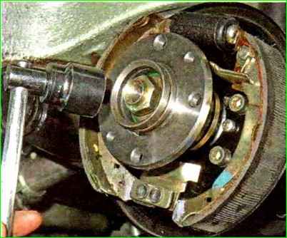 How to replace the rear wheel bearing Lada Granta