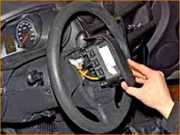Removing and installing the steering wheel on the Lada Granta