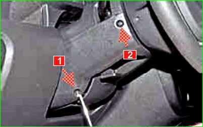 Removing plastic steering column linings Lada Granta