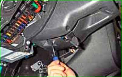 Removing plastic steering column linings Lada Granta