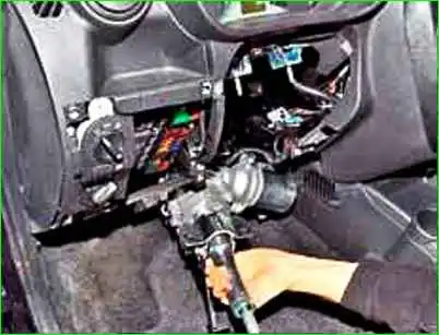 Снятие и установка рулевой колонки