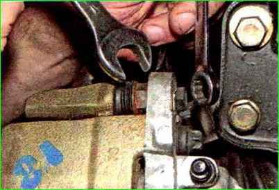 Replacing the front wheel brake cylinder