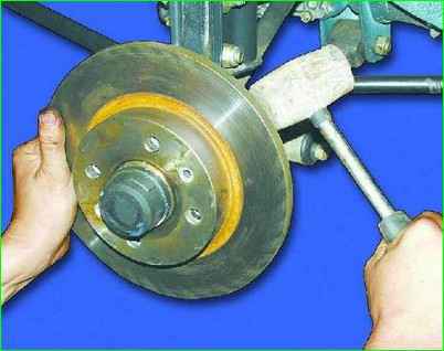 Replacing the front wheel brake disc