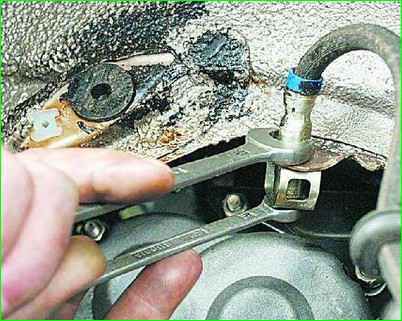 Replacing the front wheel brake hose