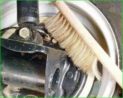 Bleeding the hydraulic brake drive Bleeding the hydraulic brake drive