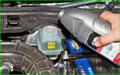 Bleeding the hydraulic brake drive Bleeding the hydraulic brake drive