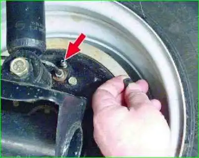 Bleeding the hydraulic brake drive Bleeding the hydraulic brake drive