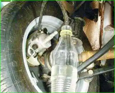 Bleeding the hydraulic brake drive Bleeding the hydraulic brake drive