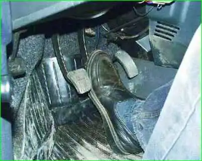 Bleeding the hydraulic brake drive Bleeding the hydraulic brake drive