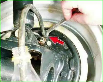 Bleeding the hydraulic brake drive Bleeding the hydraulic brake drive