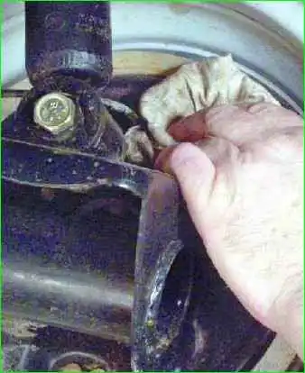 Bleeding the hydraulic brake drive Bleeding the hydraulic brake drive