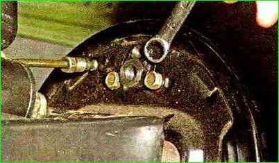 Replacing the rear wheel brake cylinder