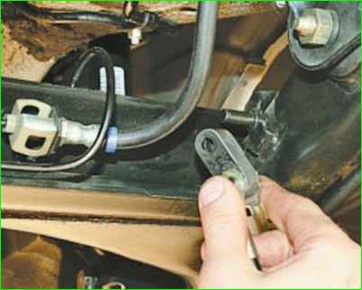 Removing and installing the brake pressure regulator