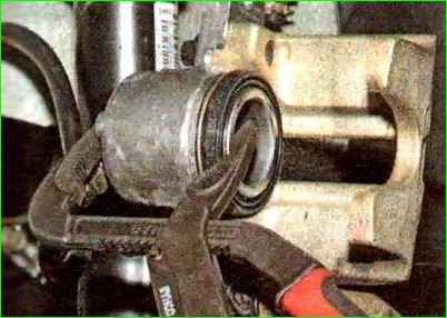 Replacing the front wheel brake pads