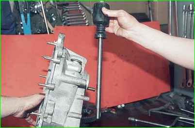 Disassembly and assembly of the gearbox
