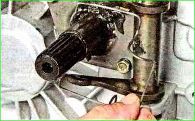Removing the clutch release drive mechanism
