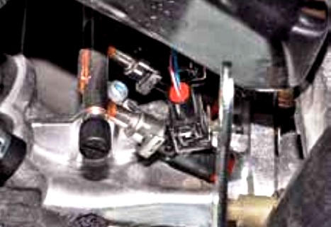 Снятие рампы и форсунок двигателя Лада Гранта