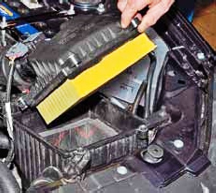 Замена  воздушного фильтра и фильтрующего элемента автомобиля Лада Гранта