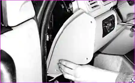 Левая нижняя облицовка панели приборов