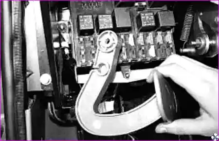 Ручка привода замка капота