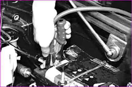 Откидывание защитного чехла с плюсовой клеммы разряженной батареи