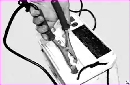 Плюсовая клемма разряженной батареи без чехла