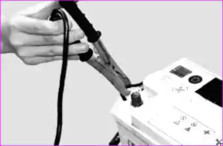 Подключение красного кабеля к плюсовым клеммам обеих батарей