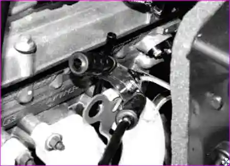 Подключение черного кабеля к минусовой клемме батареи-донора