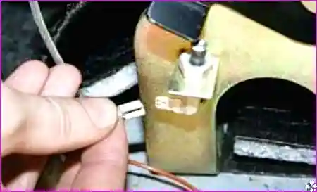 Расположение выключателя контрольной лампы стояночного тормоза под рычагом привода