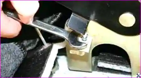 Процесс отсоединения клеммы с проводом от вывода выключателя