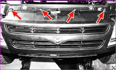 Общий вид облицовки радиатора перед началом демонтажа