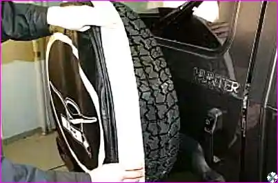 Снятие чехла с запасного колеса на задней двери