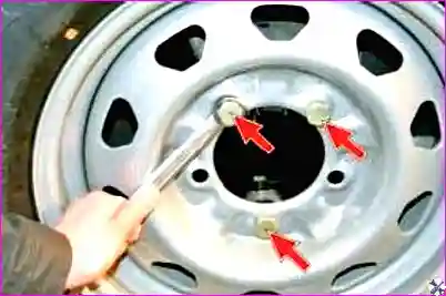 Отворачивание гаек крепления запасного колеса к кронштейну