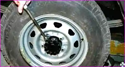 Ослабление затяжки гаек крепления колеса баллонным ключом