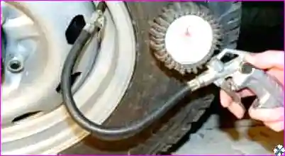 Проверка давления в шине запасного колеса насосом